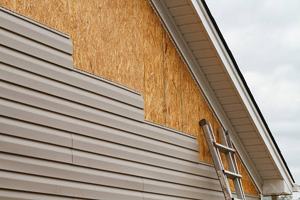Professional Vinyl Siding technician working in Lakewood, OH